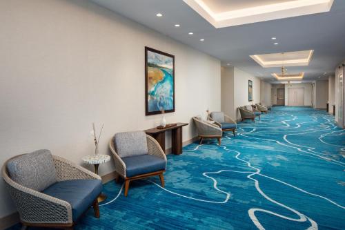 Area soggiorno di Embassy Suites By Hilton Gulf Shores Beach Resort