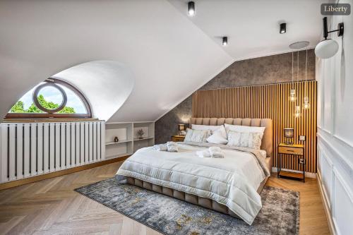 une chambre avec un grand lit et une grande fenêtre dans l'établissement Beňovský Apartments, à Poprad