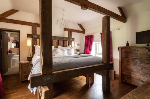 Un pat sau paturi într-o cameră la Heather Cottage