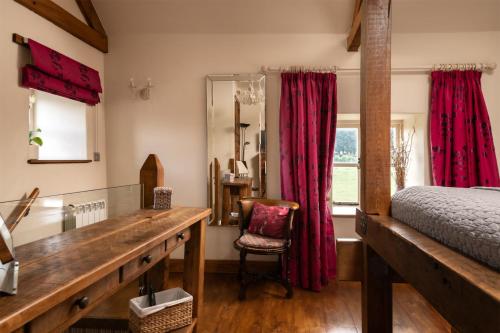 Un pat sau paturi într-o cameră la Heather Cottage