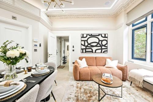 a living room with a couch and a table at 3 Bed Flat-Zone 1-Totthenham Court Rd-Luxury-Families-Groups-Professionals in London