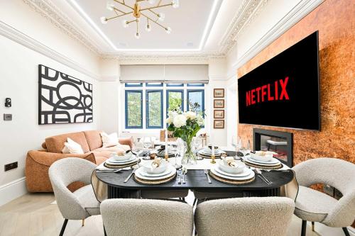 a living room with a dining room table and chairs at 3 Bed Flat-Zone 1-Totthenham Court Rd-Luxury-Families-Groups-Professionals in London