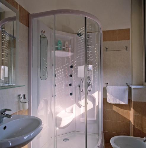 un baño con ducha y lavabo en Sky Sleeping, en Palermo