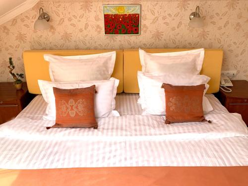 リヴィウにあるEney Budget Three-Room Apartmentの白いシーツと枕が備わった大きなベッド