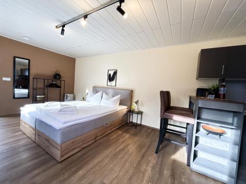 ein Schlafzimmer mit einem Bett, einem Schreibtisch und einem Stuhl in der Unterkunft Bungalow Strandlicht im Seebad Bansin in Heringsdorf