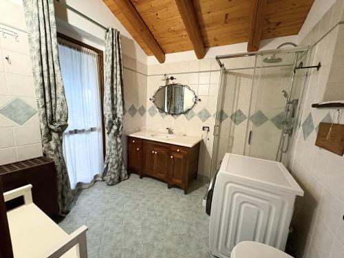 Ένα μπάνιο στο Mountain Chalet Ca' dal Ghiru by Villa Bernardino Galliari