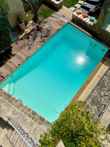 an overhead view of a large blue swimming pool at Le Clos du Vialle in Grillon