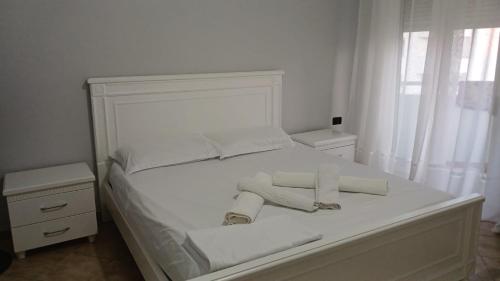 Llit o llits en una habitació de Endri Apartment