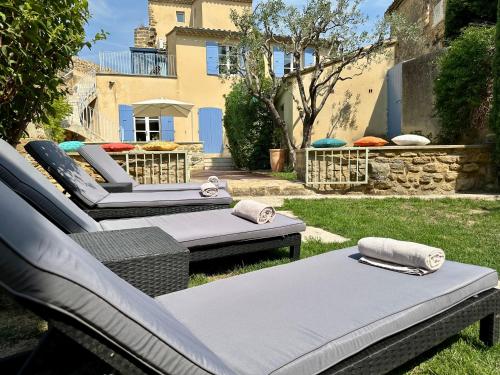 a group of chaise lounges and chairs in a yard at Le Clos du Vialle in Grillon
