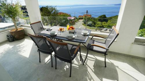 Val Apartment - Four Seasons Escape with sea view and swimming pool