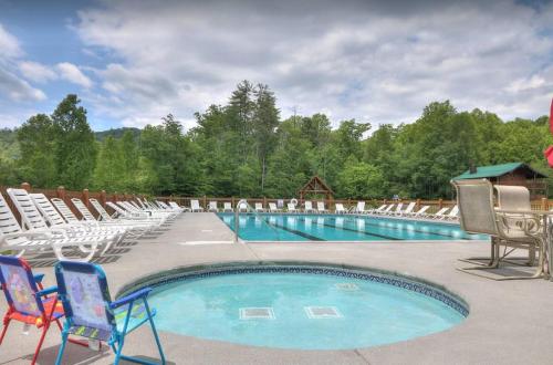 basen z krzesłami i kilkoma miejscami w obiekcie Gorgeous Views! New Hot Tub~Game Room~3 King Beds w mieście Park Settlement