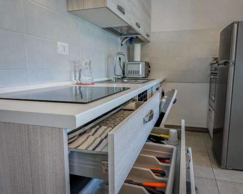 a kitchen with a sink and a refrigerator at Design Moderno - Appartamento Centrale con 2 Suite in Turin