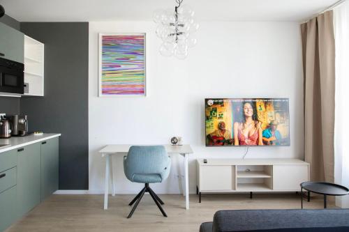 Skyline Flat near City Center by Richies