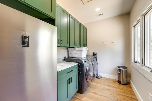 Cucina o angolo cottura di 400 Acres on Lavender Mtn Getaway with Hot Tub!