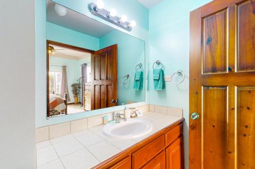 サン・ペドロにあるSuite B101 at Mara Laguna Gold Standard Certifiedの洗面台と鏡のあるバスルーム