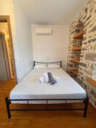 Katil atau katil-katil dalam bilik di TSAGARIKO ROOMS - The old shoemaker's shop of the village