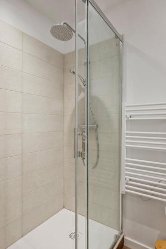 Bilik mandi di Studio with outdoor area 10 min from Rouen