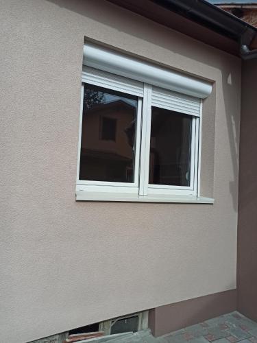 a window on the side of a house at Smeštaj Daca in Zaječar