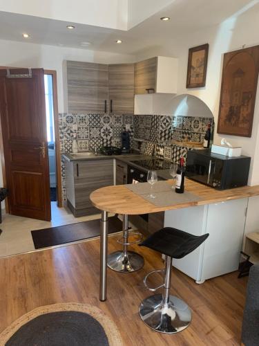 une cuisine avec une table en bois et un comptoir dans l'établissement Studio Alsace, à Wasselonne