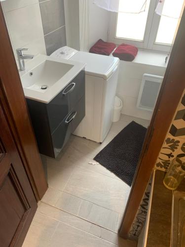 une salle de bain avec un lavabo, des toilettes et une baignoire dans l'établissement Studio Alsace, à Wasselonne