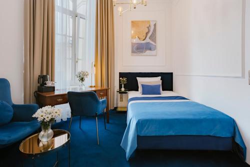 a hotel room with a bed and a couch at IBB Hotel Grand Hotel Lublin in Lublin