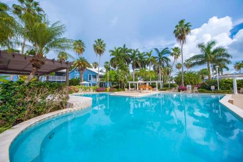 Πισίνα στο ή κοντά στο Britannia 7 Mile Beach Condo