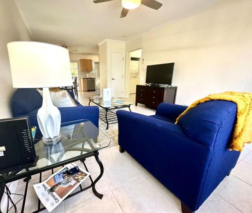Snug Harbour View Condo #5にあるテレビまたはエンターテインメントセンター