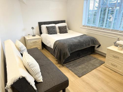 En eller flere senge i et værelse på Spacious 3BR House - Hot Tub - Near Castle, National Justice Museum, Lace Market - Free WiFi & Parking - Sleeps 6