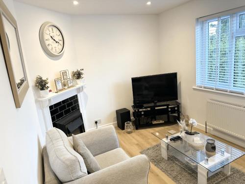 Et tv og/eller underholdning på Spacious 3BR House - Hot Tub - Near Castle, National Justice Museum, Lace Market - Free WiFi & Parking - Sleeps 6