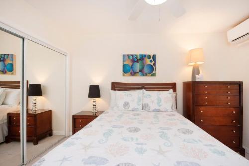 Postel nebo postele na pokoji v ubytování Snug Harbour View Condo #3