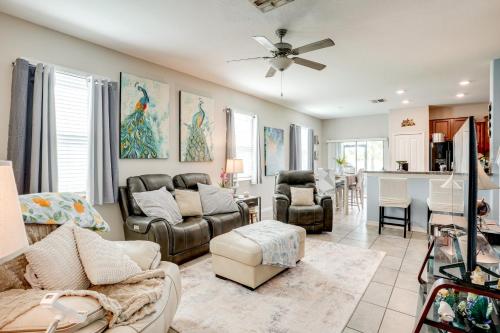 Posezení v ubytování 4 Mi to Brandon Exchange Resort-Style Townhome!