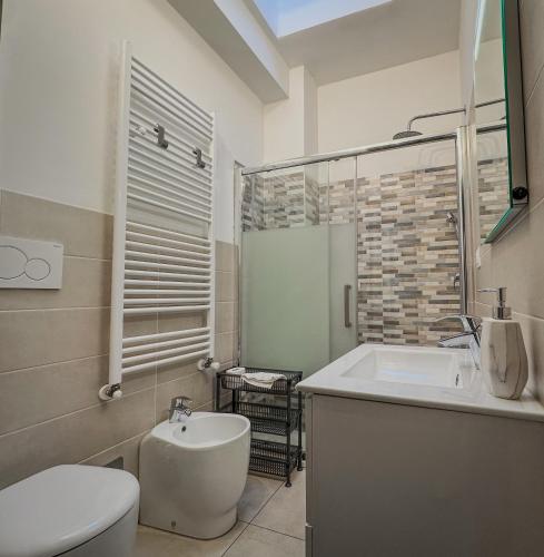 a bathroom with a sink and a toilet and a tub at Design Moderno - Appartamento Centrale con 2 Suite in Turin