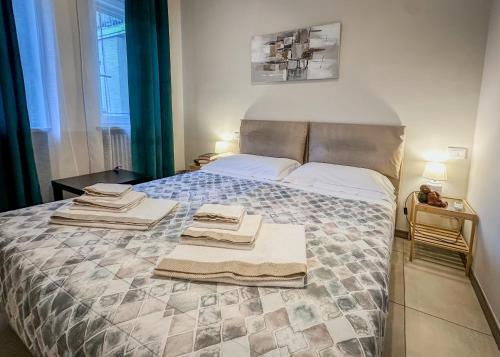 a bedroom with a bed with towels on it at Design Moderno - Appartamento Centrale con 2 Suite in Turin