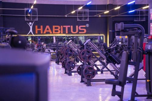 a gym with rows of exercise equipment in a room at Hotel Nacional Inn São Carlos & Convenções in São Carlos