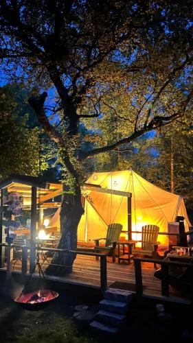 una tienda y una mesa y sillas bajo un árbol en Family, en Štôla