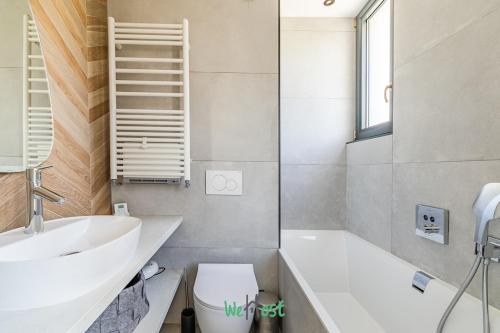 une salle de bain avec un lavabo, des toilettes et une baignoire dans l'établissement Raspail B - IDF - LB - Charming house at gates of Paris 3 people, à Bois-Colombes