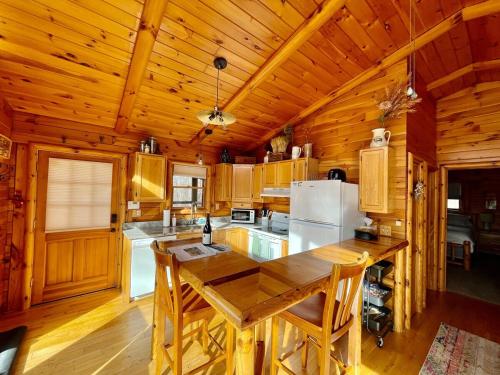 Kuchyň nebo kuchyňský kout v ubytování Fern Hill Cabin