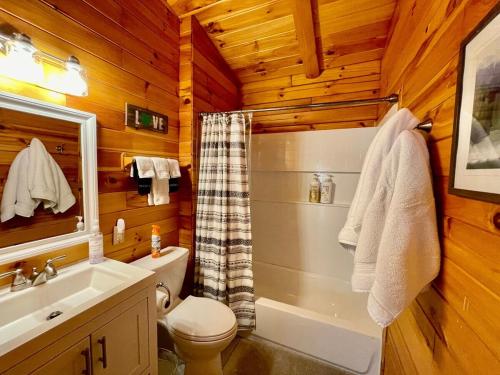 Koupelna v ubytování Fern Hill Cabin