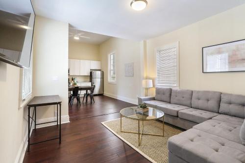 Χώρος καθιστικού στο Cute 1bed 1bath 4blocks from French Q and steps to Jazz & music venues