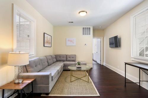 Μια τηλεόραση ή/και κέντρο ψυχαγωγίας στο Cute 1bed 1bath 4blocks from French Q and steps to Jazz & music venues