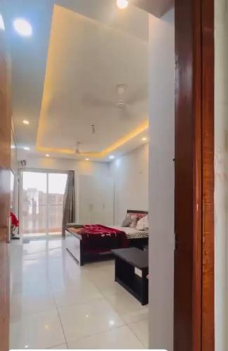 un dormitorio con una cama en una habitación en Northeye studio, en Noida