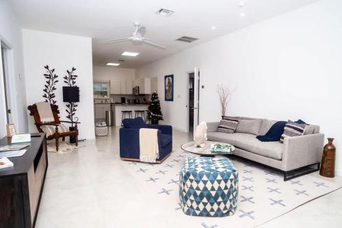 ein Wohnzimmer mit Sofa und Tisch in der Unterkunft The Mastic Sunnyhill Cottage in North Side