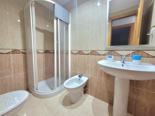 Et badeværelse på CasesAlMar-Apartamento Acapulco II