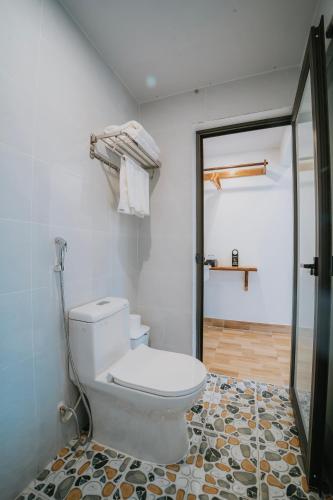 a bathroom with a toilet in a room at TamCoc My Tho Homestay in Vũ Lâm