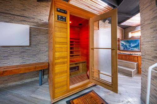 Postel nebo postele na pokoji v ubytování Gaia Hydro-Spa and Guest House