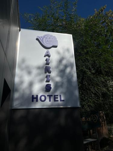 Et logo, certifikat, skilt eller en pris der bliver vist frem på AIRIS Residence