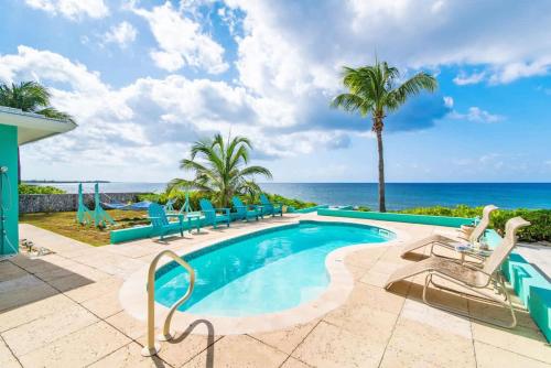 Бассейн в Blue Vista Villa 5BR Sleeps 16 или поблизости