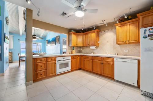 Кухня или мини-кухня в Blue Vista Villa 5BR Sleeps 16
