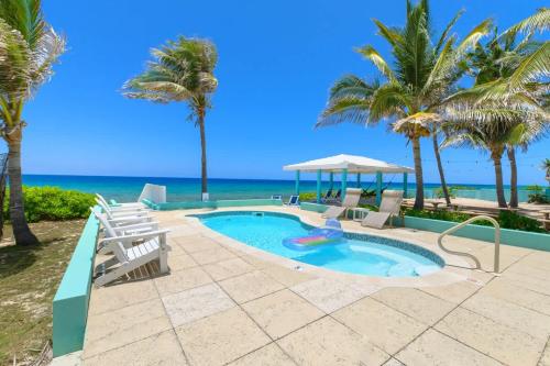 Бассейн в Blue Vista Villa 5BR Sleeps 16 или поблизости