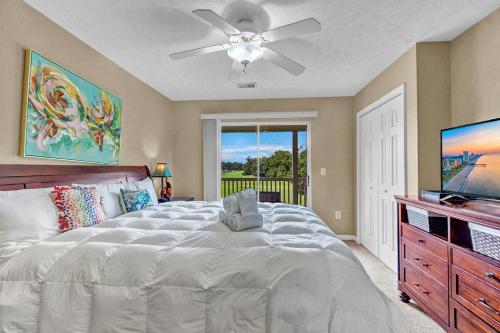 Postel nebo postele na pokoji v ubytování Golfers Dream at Waterway Village - 2 Bedroom